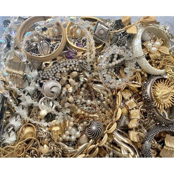 2 LB Vtg 2 Now Estate Costume Jewelry Lot Some Signed All Wearable Silver Gold - Picture 4 of 5
